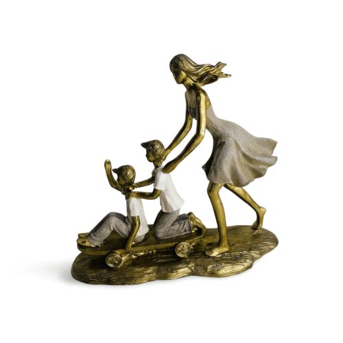 FAMÍLIA DECORATIVA MÃE COM 2 MENINOS NO SKATE